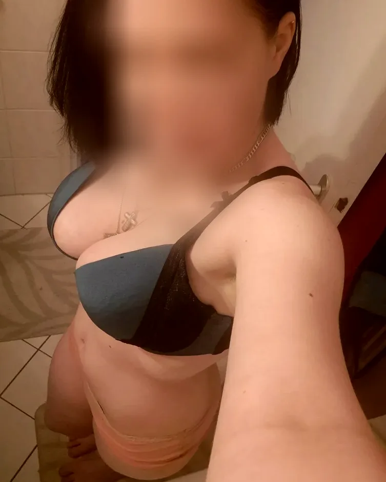 Holly, 28