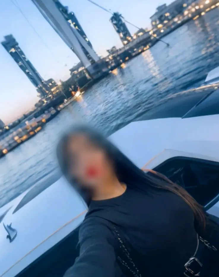 Toni, 35